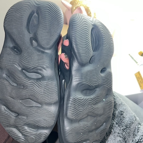 Black Yeezy foam runner size 8 in men. Fits like a 7-7.5 in men or 8.5 in women - Picture 4 of 6